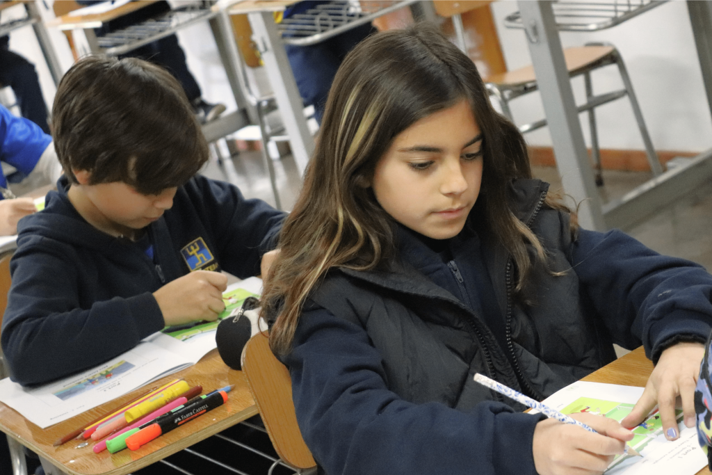 En el marco del Plan de Desarrollo Institucional del Colegio San Esteban Diácono (2024-2026), uno de nuestros principales objetivos es asegurar un proceso de aprendizaje del inglés de alto nivel.