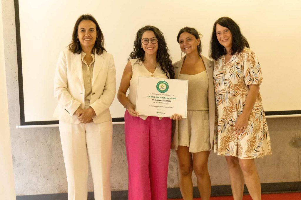 En una significativa ceremonia encabezada por la alcaldesa de Vitacura, Camila Merino, el Colegio San Esteban Diácono fue reconocido con la certificación de nivel avanzado del Modelo Islandés, convirtiéndose en el único establecimiento de la comuna en obtener esta destacada acreditación.