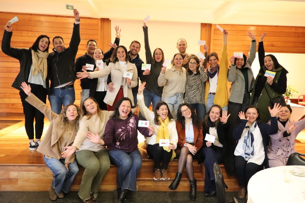 La actividad reunió a familias del Colegio San Esteban Diácono, tanto de Chile como de distintos países, en un desayuno que buscó promover la integración, el conocimiento mutuo y el fortalecimiento de los lazos comunitarios.